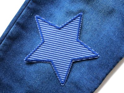 Jeansflicken Stern blau gestreift auf einer Jeanshose aufgebügelt, hellblau-dunkelblau gestreifter Jeansstoff 7,5 cm und 10 cm, Hosenflicken Kinderhosen reparieren handmade Berlin Piratenbande