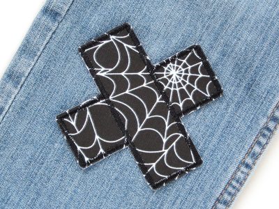 Spinnweben Bügelflicken schwarz auf Jeans oder Kinderhose aufgebügelt, Baumwollstoff 9 x 9 cm mit Spinnweben Glow in the Dark, Knieflicken handmade Berlin Piratenbande