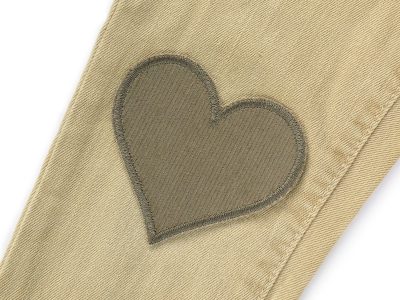 Herz Cordflicken taupe braun aus Baumwollcord auf einer Jeanshose aufgebügelt, 8,5 x 8 cm, herzförmiger Bügelflicken für Cordhosen handmade Berlin Piratenbande