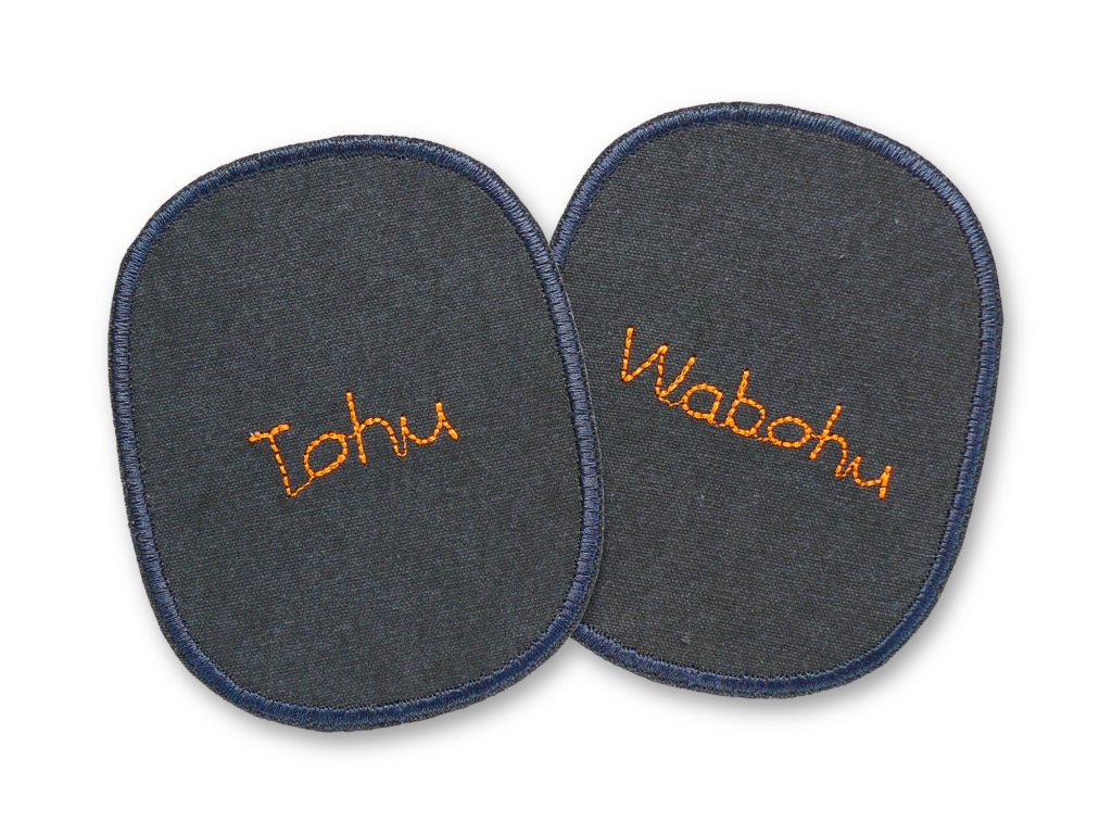 2 Knieflicken Tohu Wabohu, 8 x 10 cm – neonoranger Schriftzug auf dunkelgrauem Baumwollcanvas, Statement-Knieflicken handmade Berlin