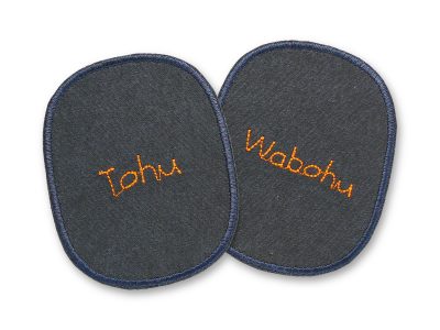 2 Knieflicken Tohu Wabohu, 8 x 10 cm – neonoranger Schriftzug auf dunkelgrauem Baumwollcanvas, Statement-Knieflicken handmade Berlin