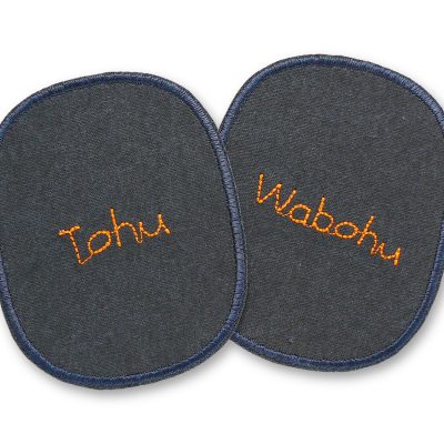 2 Knieflicken Tohu Wabohu, 8 x 10 cm – neonoranger Schriftzug auf dunkelgrauem Baumwollcanvas, Statement-Knieflicken handmade Berlin