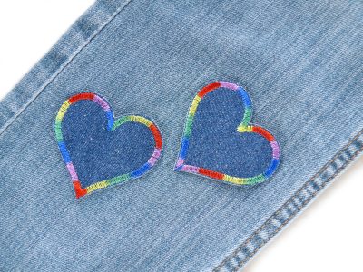 Herz Jeansflicken Regenbogen dunkelblau auf Kinderhose aufgebügelt, 5,5 x 5 cm, herzförmige Bügelflicken Hosenflicken handmade Berlin Piratenbande
