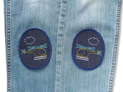 Zwei ovale Knieflicken aus dunkelblauem Jeansstoff mit bunten gestickten Hubschraubern in Gelb Hellblau Weiß, jeweils 8 x 10 cm, Bügelflicken zum Aufbügeln auf Kinderhosen, handmade Berlin