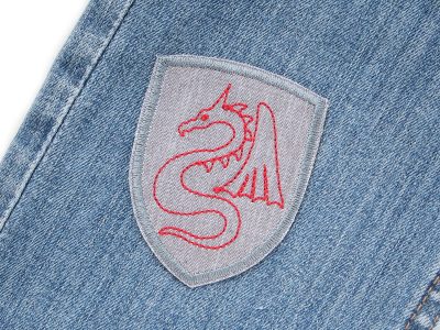 Drache rot Aufnäher für Kinder, grauer Bügelpatch in Wappen-Form mit aufgesticktem Drachen in rot 5,5 x 7 cm, Drachen-Bügelflicken handmade in Berlin
