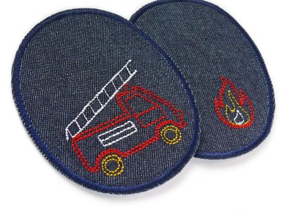 Nahaufnahme Feuerwehr-Jeansflicken, 8 x 10 cm, gesticktes Feuerwehrauto auf dunkelblauem Jeansstoff, Knieflicken Aufnäher handmade Berlin Piratenbande