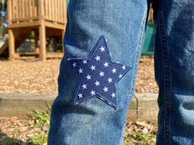 Stern-Jeansflicken dunkelblau mit Sternchen-Allover auf Kinderhose aufgebügelt, 10 x 10 cm, Bügelflicken Hosenflicken handmade Berlin Piratenbande
