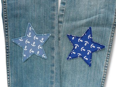 maritime Stern Flicken als Bügelflicken auf einer Kinderhose, 2 Farben, 10 cm – Anker-Stern-Hosenflicken dunkelblau oder jeansblau-grau auf Kinderhose, Kinderhosen reparieren handmade Berlin
