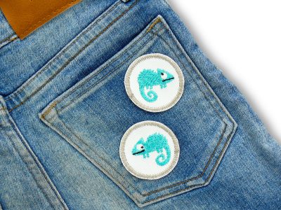 2 Chamäleon Patches türkis-weiß Ø 4 cm auf Gesäßtasche aufgebügelt, gesticktes Chamäleon auf weißem Jeans, Mini-Aufnäher handmade Berlin