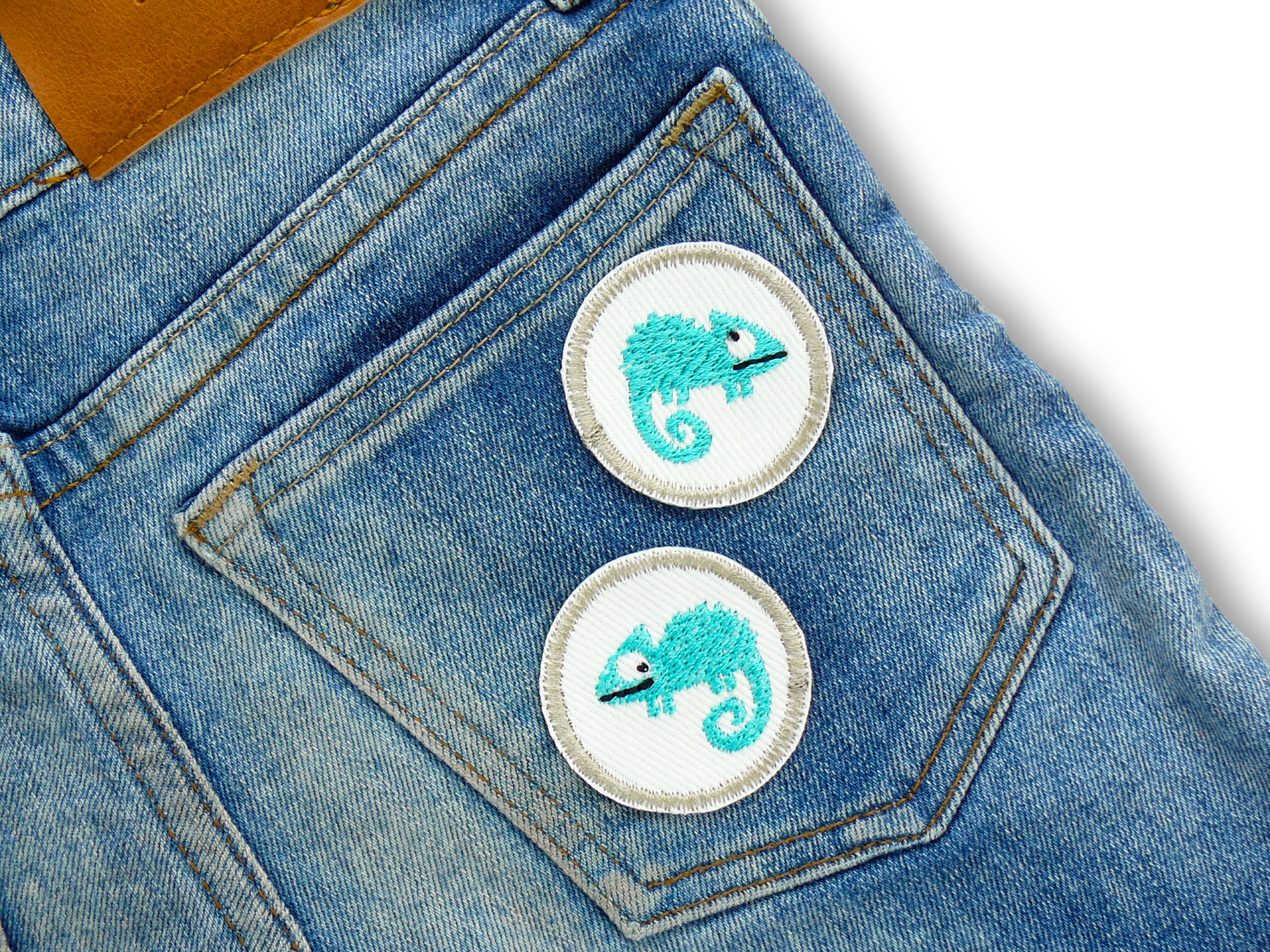 2 Chamäleon Patches türkis-weiß Ø 4 cm auf Gesäßtasche aufgebügelt, gesticktes Chamäleon auf weißem Jeans, Mini-Aufnäher handmade Berlin