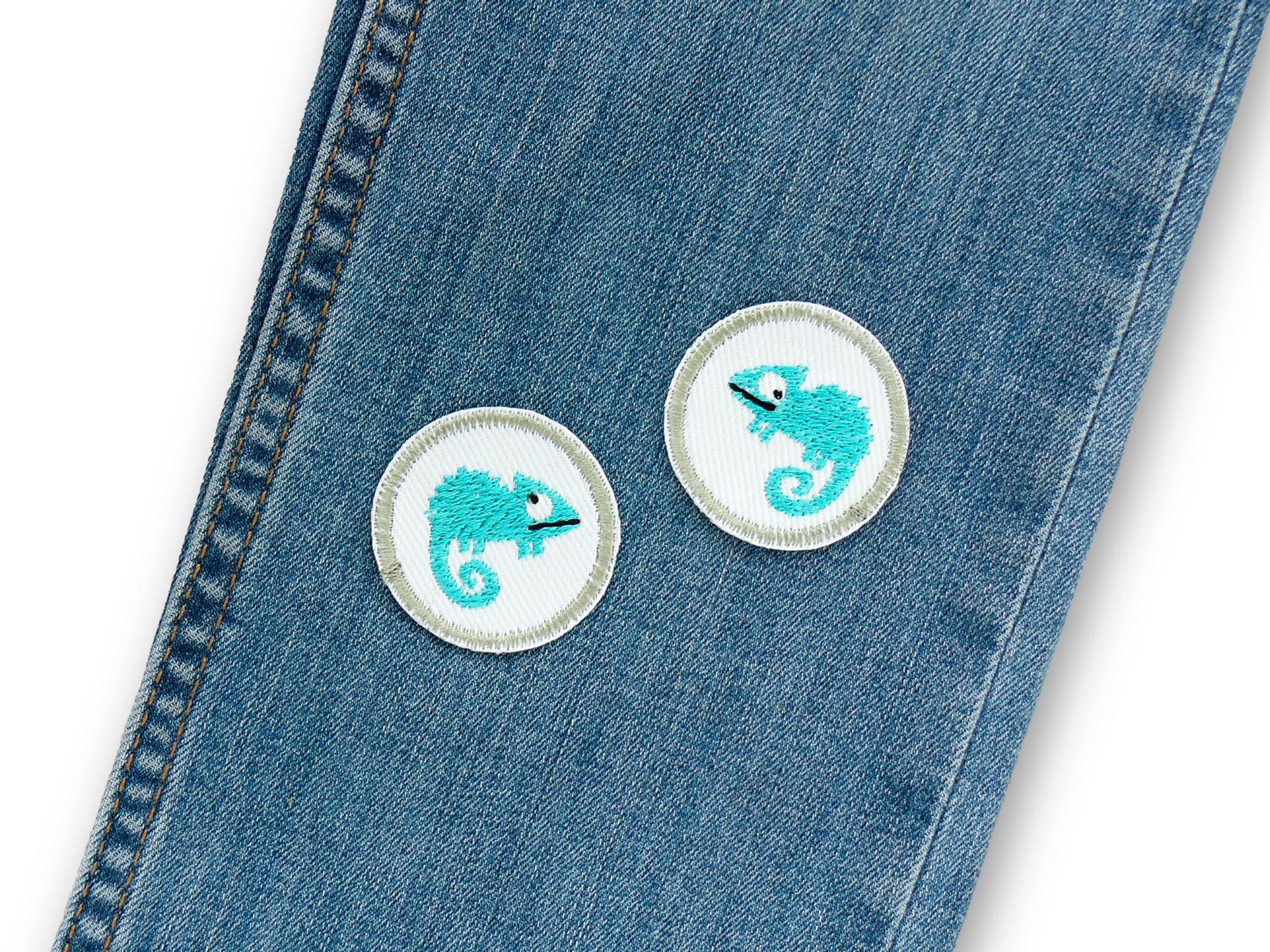 Chamäleon Mini Patches türkis Ø 4 cm auf Jeans aufgebügelt, weißer Jeansstoff mit Chamäleon-Motiv, Bügelflicken handmade Berlin