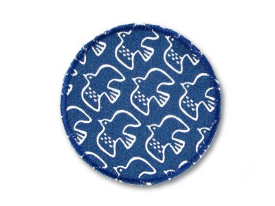 Runder Hosenflicken aus dunkelblauem Baumwollcanvas mit weißen fliegenden Vögeln, ø 8 cm, zum Aufbügeln auf Kinderhosen und Jacken, handmade Berlin