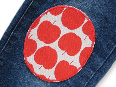 Große Apfel-Knieflicken 10 x 12 cm mit roten Äpfeln auf Jeanshose aufgebügelt, naturfarbener Baumwollcanvas, Hosenflicken Kinderhosen reparieren handmade Berlin