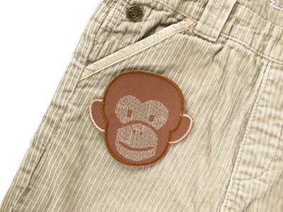 Affe-Bügelflicken auf Cordhose aufgebügelt, brauner Baumwollcanvas 9 x 8 cm mit gesticktem Affenkopf, Hosenflicken Kinderhosen reparieren Piratenbande Berlin