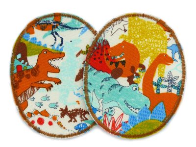 2 Dinosaurier-Knieflicken aus hellem Baumwollstoff mit buntem Dino-Allover-Muster, jeweils 8 x 10 cm, ovale Bügelflicken für Kinderhosen Unikat handmade Berlin