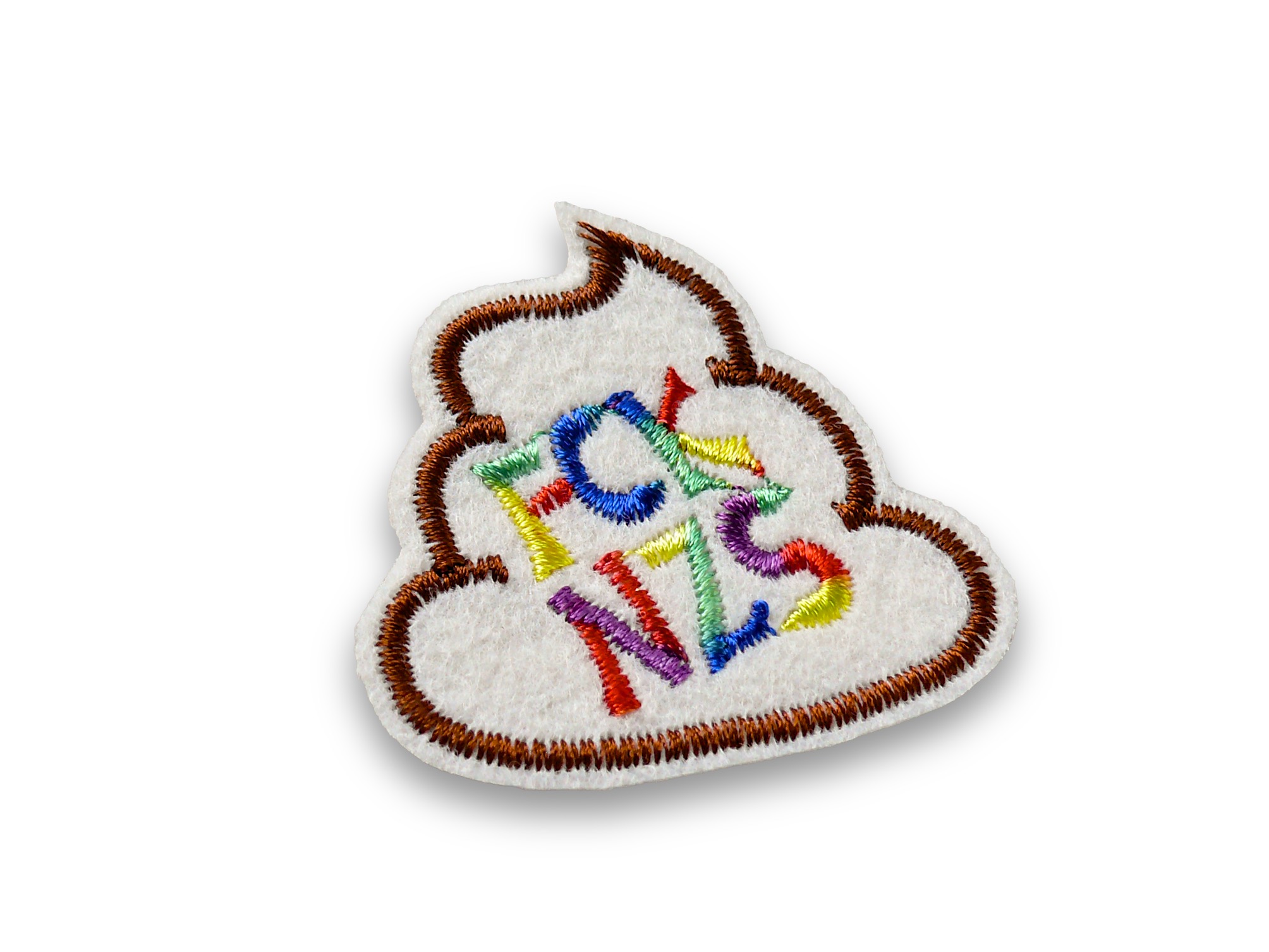 Nahaufnahme Patch FCK NZS Poop Emoji Form 5 x 5 cm auf Filz – FCK NZS Regenbogenfarben braune Umrandung, Statement Aufnäher größere Variante handmade Berlin Piratenbande