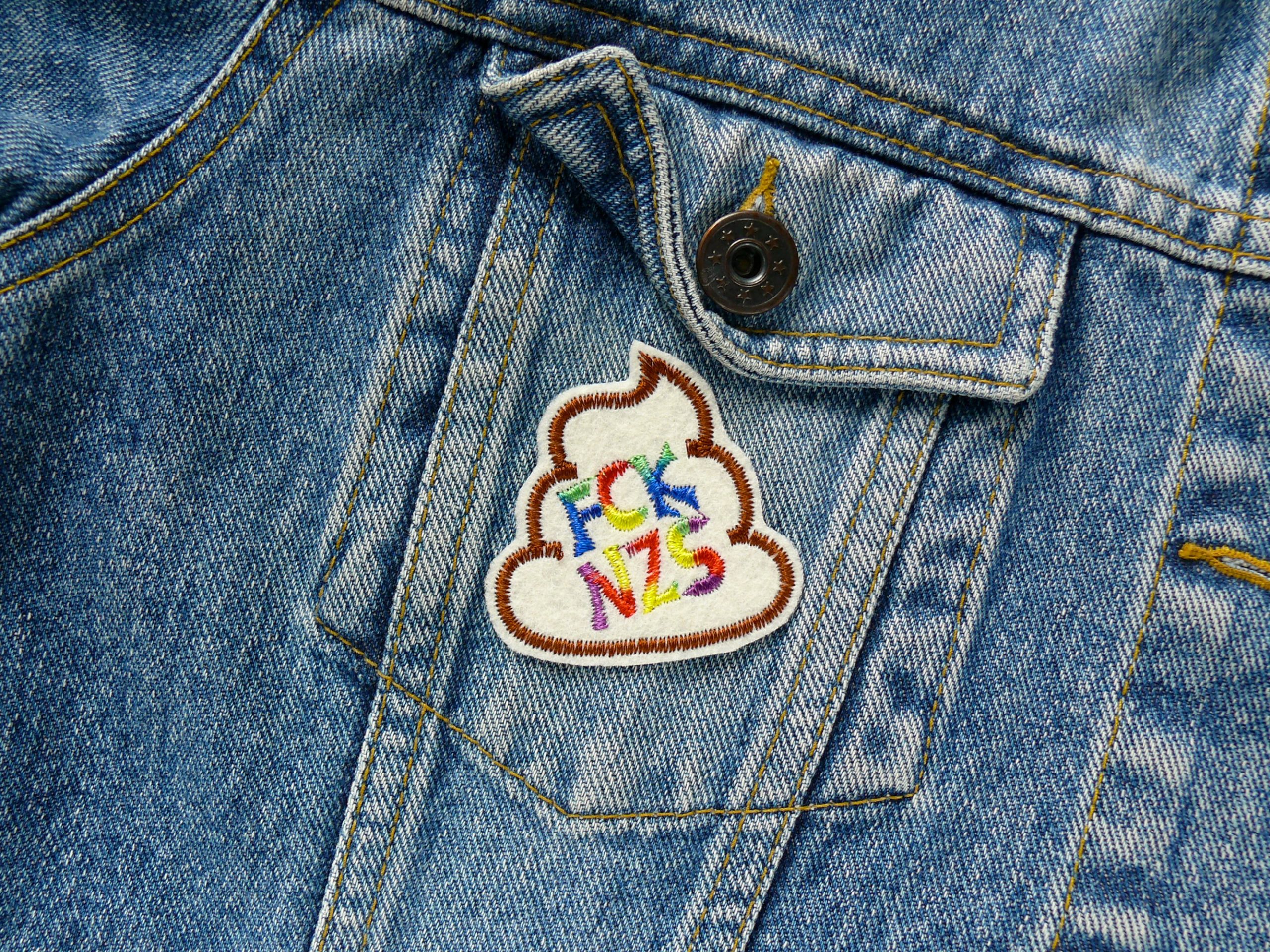 FCK NZS Statement Patch 5 x 5 cm auf Jeansjacke aufgebügelt, Kackhaufen-Form Filz mit Regenbogenfarben, Statement-Aufnäher handmade Berlin