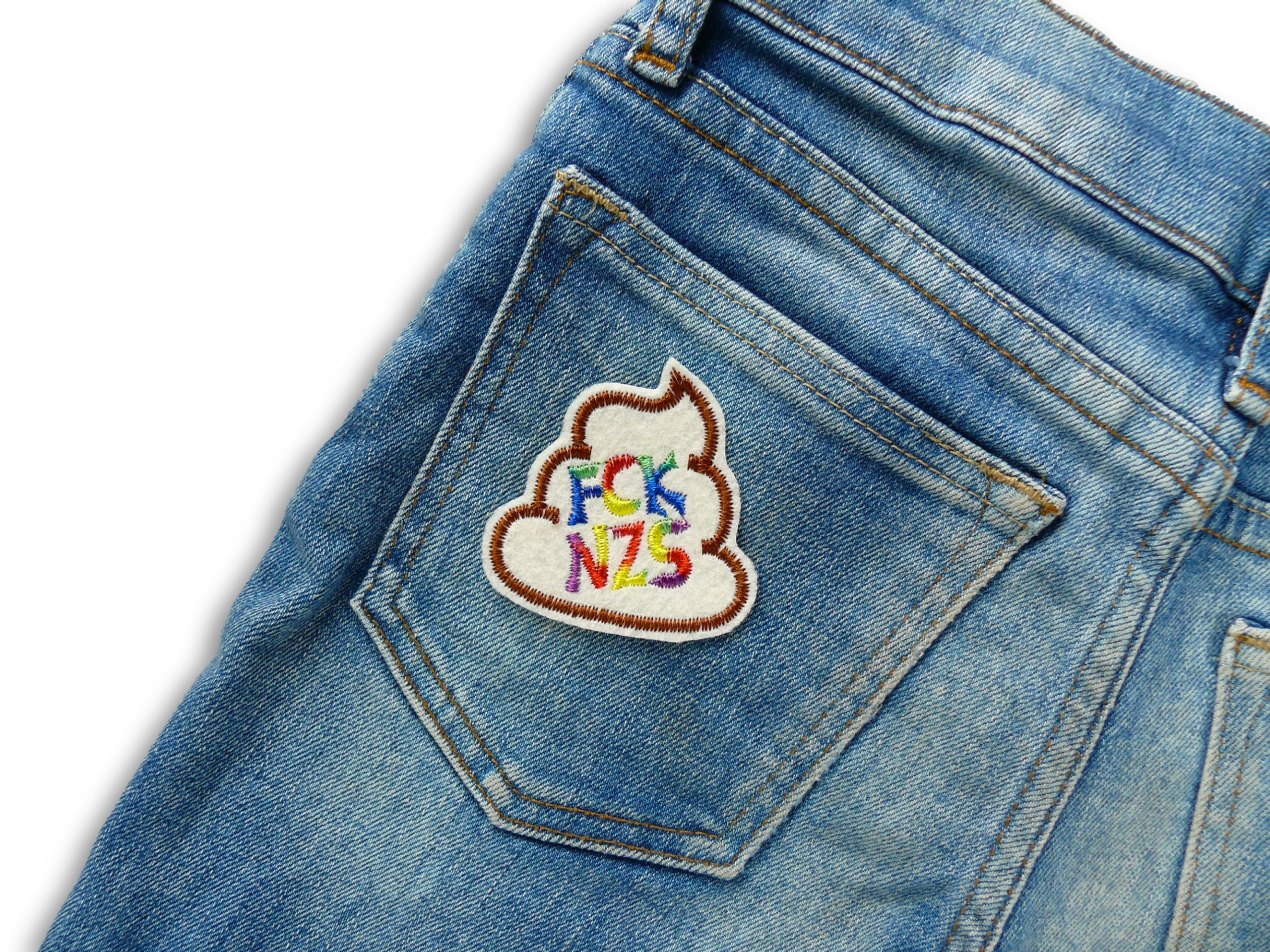 Patch FCK NZS 5 x 5 cm Kackhaufen-Form auf Jeans aufgenäht, naturfarbener Filz mit Regenbogenfarben, Statement Aufnäher handmade Berlin Piratenbande