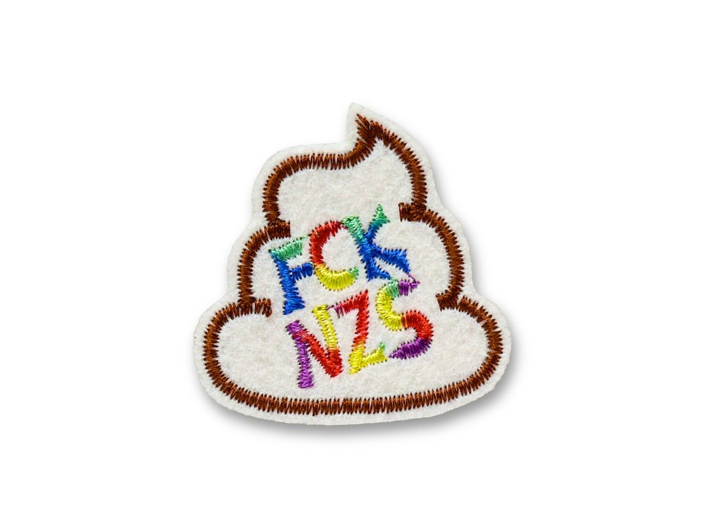 Patch FCK NZS 5 x 5 cm Statement Aufnäher in Kackhaufen-Form, FCK NZS in Regenbogenfarben gestickt auf naturfarbenem Filz, braune Umrandung, handmade Berlin