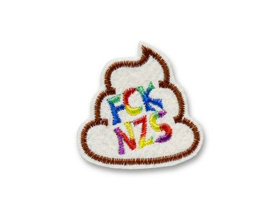 Patch FCK NZS 5 x 5 cm Statement Aufnäher in Kackhaufen-Form, FCK NZS in Regenbogenfarben gestickt auf naturfarbenem Filz, braune Umrandung, handmade Berlin