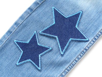 Dunkelblauer Stern-Jeansflicken mit hellblauer Umrandung auf Jeanshose aufgebügelt, 7,5 cm oder 10 cm, Hosenflicken Kinderhosen reparieren Piratenbande Berlin
