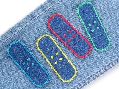 4 Jeans Trostpflaster auf Jeanshose aufgebügelt, blauer Jeansstoff 8,5 x 3 cm mit Umrandung in Grün Petrol Gelb Rot, Hosenpflaster Bügelflicken handmade Berlin Piratenbande