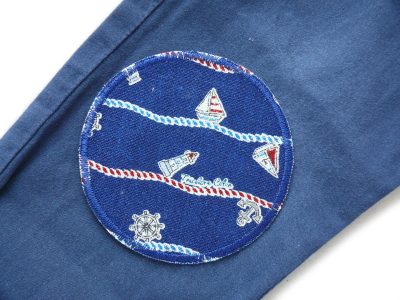 Anker Leuchtturm Hosenflicken dunkelblau Ø 8 cm auf Kinderhose aufgebügelt, Baumwollcanvas mit maritimen Motiven, Bügelflicken Kinderhosen reparieren handmade Berlin Piratenbande
