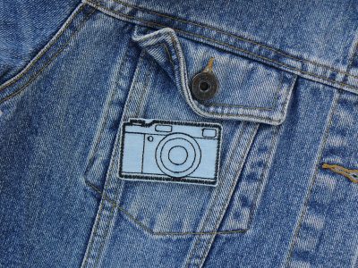 gestickter Foto Kamera Patch auf eine Jeansjacke aufgebügelt, hellblauer Jeansflicken zum aufbügeln in Form einer Kamera, 6 x 3,5 cm (B x H), handmade in Berlin