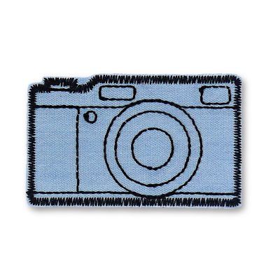 gestickter Foto Kamera Patch, hellblauer Jeansflicken zum aufbügeln in Form einer Kamera, 6 x 3,5 cm (B x H), handmade in Berlin