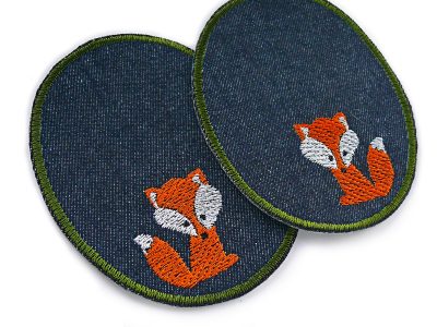 Nahaufnahme Fuchs-Jeansflicken aus dunkelblauem Jeansstoff, 8 x 10 cm, orange-weiße Füchse Allover-Muster auf Dunkelblau, Knieflicken handmade Berlin Piratenbande
