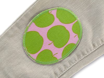 2 Apfel-Knieflicken aus rosafarbenem Baumwollcanvas mit hellgrünen Äpfeln, jeweils 8 x 10 cm oder 10 x 12 cm, ovale Bügelflicken für Kinderhosen in 2 Größen handmade Berlin