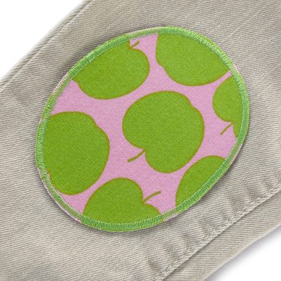 2 Apfel-Knieflicken aus rosafarbenem Baumwollcanvas mit hellgrünen Äpfeln, jeweils 8 x 10 cm oder 10 x 12 cm, ovale Bügelflicken für Kinderhosen in 2 Größen handmade Berlin