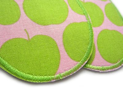 Nahaufnahme zwei Apfel-Bügelflicken rosa 8 x 10 cm oder 10 x 12 cm aus Baumwollcanvas auf Kinderhose, hellgrüne Äpfel auf Rosa, Knieflicken Aufnäher handmade Berlin Piratenbande