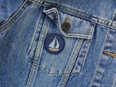 Jeanspatch mit Segelboot als Accessoire für eine Jeansjacke – dunkelblauer Segelboot Bügelpatch Ø 4 cm auf Jeansjacke aufgebügelt, Segelboot-Aufnäher handmade Berlin
