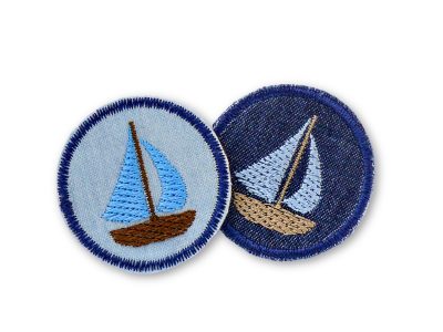 Segelboot Mini Patches zum aufbügeln in 2 Farben – 2 Segelboot Jeansflicken Ø 4 cm hellblau und dunkelblau, gesticktes Segelboot, Bügelflicken handmade Berlin