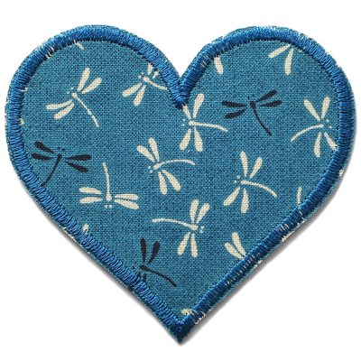 Libellen Herz Aufnäher aus petrolfarbenem Baumwollstoff mit hellen und dunklen Libellen Allover-Muster, 8,5 x 8 cm, herzförmiger Bügelflicken handmade Berlin