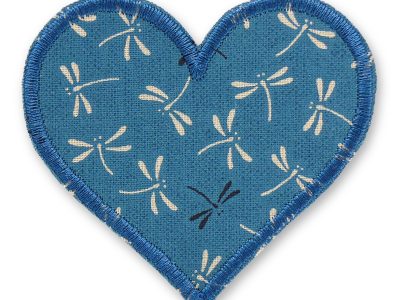 Libellen Herz Aufnäher aus petrolfarbenem Baumwollstoff mit hellen und dunklen Libellen Allover-Muster, 8,5 x 8 cm, herzförmiger Bügelflicken handmade Berlin