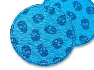 Nahaufnahme Piraten Aufnäher blau, Ø 8 cm hellblauer Baumwollstoff mit dunkelblauen Totenköpfen Allover, Piraten-Bügelflicken handmade Berlin