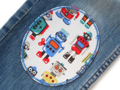 XL Roboter-Knieflicken auf Kinderhose aufgebügelt, heller Baumwollcanvas 10 x 12 cm mit bunten Roboter-Allover, Hosenflicken Kinderhosen reparieren Piratenbande Berlin