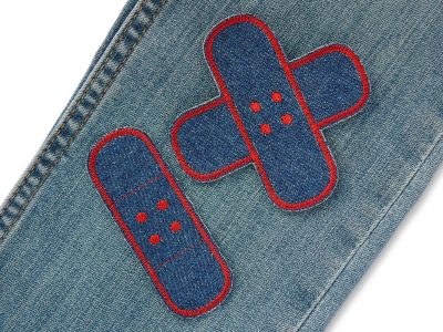 Jeans Pflaster Set rot auf Kinderhose oder Jeans aufgebügelt, Kreuzpflaster 8,5 x 8,5 cm und Einzelpflaster 8,5 x 3 cm, dunkelblauer Jeansstoff mit roter Umrandung, handmade Berlin Piratenbande