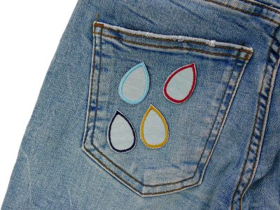 Regentropfen Aufnäher auf Jeans aufgebügelt, hellblau mit buntem Detail, Mini-Bügelflicken 3,5 cm, 4er Set Piratenbande
