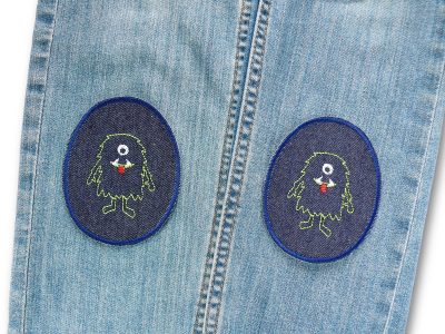 Monster-Jeansflicken auf Kinderhose aufgebügelt, dunkelblauer Jeansstoff 8 x 10 cm mit einäugigem grünen Monster, Knieflicken Aufnäher handmade Berlin