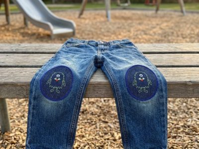 Monster-Knieflicken auf Kinderhose aufgebügelt, dunkelblauer Jeansstoff 8 x 10 cm mit einäugigem grünen Monster, Bügelflicken für Kinder, Jeansflicken zum aufbügeln, Aufnäher handmade Berlin