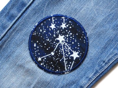 Sternbilder Hosenflicken Ø 8 cm auf Kinderhose aufgebügelt, nachtblauer Baumwollstoff mit Sternen und Sternbildern, Knieflicken handmade Berlin