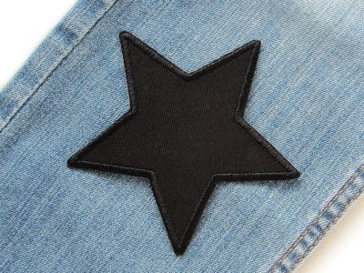 Schwarzer Canvas-Stern auf Jeanshose aufgebügelt, Baumwollcanvas 10 x 10 cm, Stern-Hosenflicken Kinderhosen reparieren Piratenbande Berlin