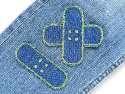 Hellgrüne Jeansflicken Pflaster auf Jeans oder Kinderhose aufgebügelt, dunkelblauer Jeansstoff 8,5 x 8,5 cm und 8,5 x 3 cm mit hellgrüner Umrandung, Hosenpflaster handmade Berlin Piratenbande