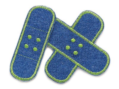Zwei Pflaster-Jeansflicken aus dunkelblauem Jeansstoff mit hellgrüner Garnumrandung, Pflasterkreuz 8,5 x 8,5 cm und Einzelpflaster 8,5 x 3 cm, zum Aufbügeln auf Jeans, handmade Berlin