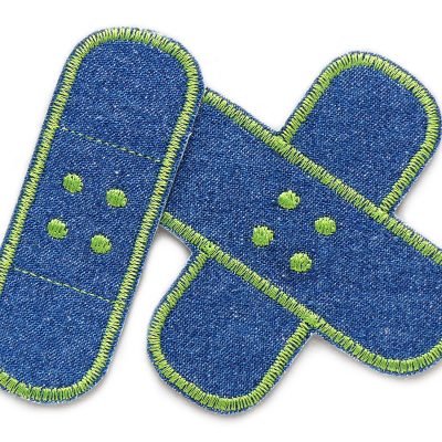 Zwei Pflaster-Jeansflicken aus dunkelblauem Jeansstoff mit hellgrüner Garnumrandung, Pflasterkreuz 8,5 x 8,5 cm und Einzelpflaster 8,5 x 3 cm, zum Aufbügeln auf Jeans, handmade Berlin