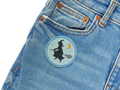 Nahaufnahme Hexe Patch Jeansflicken 5,5 cm, hellblauer Jeans mit schwarz gestickter Hexe auf Besen, Halloween-Bügelflicken handmade Berlin