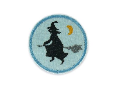 Hexe Patch zum aufbügeln, gestickte schwarze Hexe auf hellblauem Jeansstoff – Hexen-Bügelflicken Ø 5,5 cm hellblauer Jeans mit schwarzer Hexe auf Besen, handmade Berlin